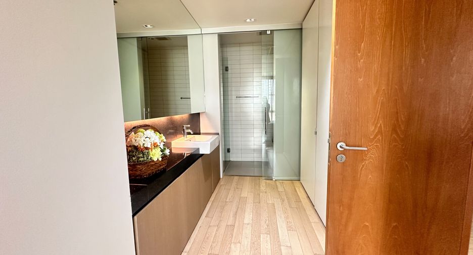For rent 2 bedrooms apartment in Watthana, Bangkok