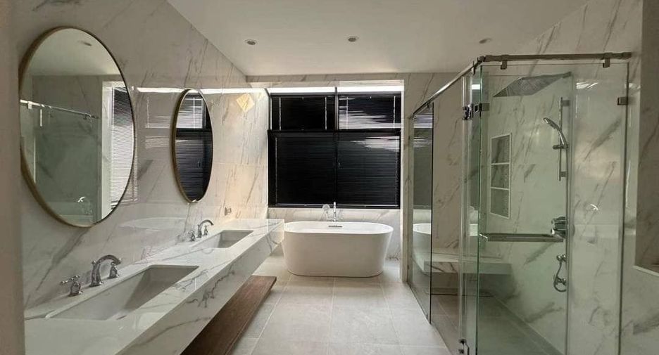 For rent 4 bedrooms house in Bang Kapi, Bangkok