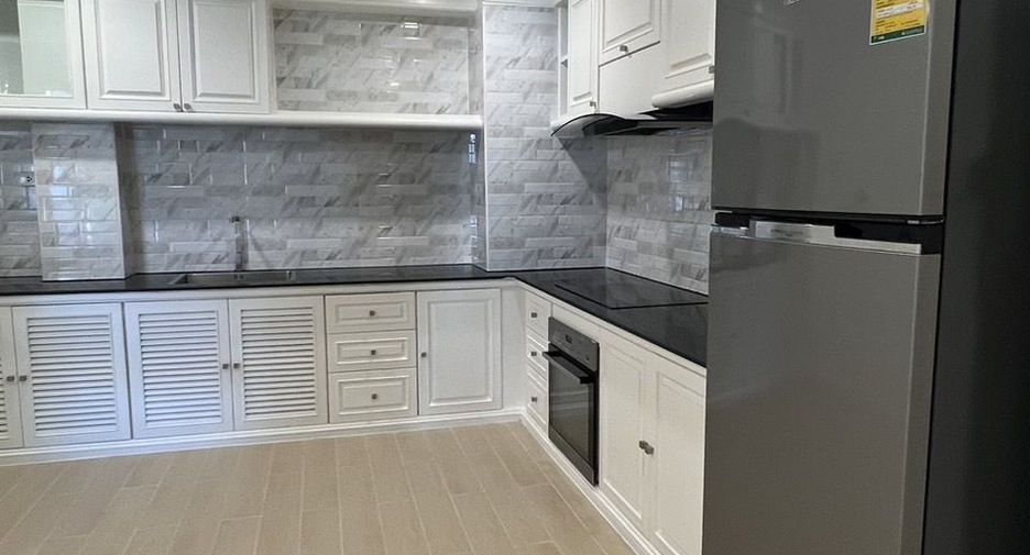 For rent 3 bedrooms condo in Khlong Toei, Bangkok