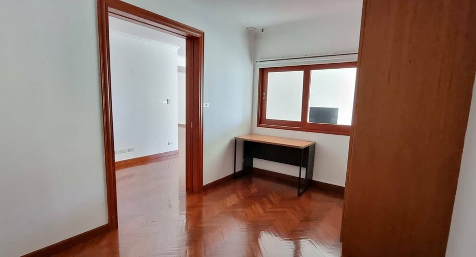 For rent 3 bedrooms apartment in Sathon, Bangkok
