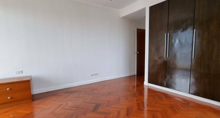For rent 3 bedrooms apartment in Sathon, Bangkok