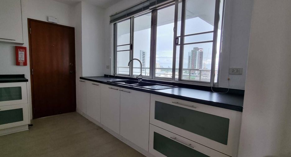 For rent 3 bedrooms apartment in Sathon, Bangkok
