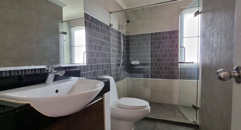 For rent 3 bedrooms apartment in Sathon, Bangkok
