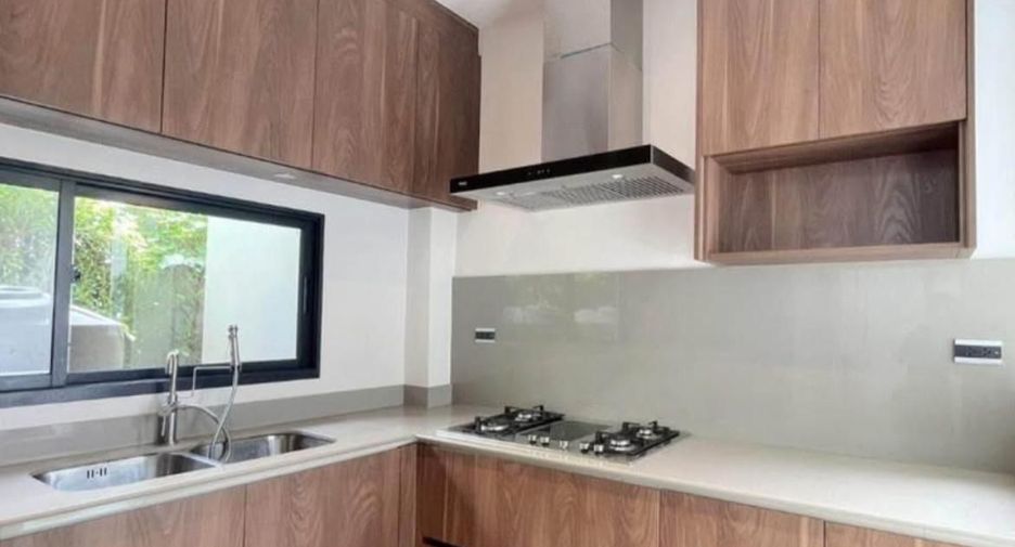 For rent 4 bedrooms house in Bang Kapi, Bangkok