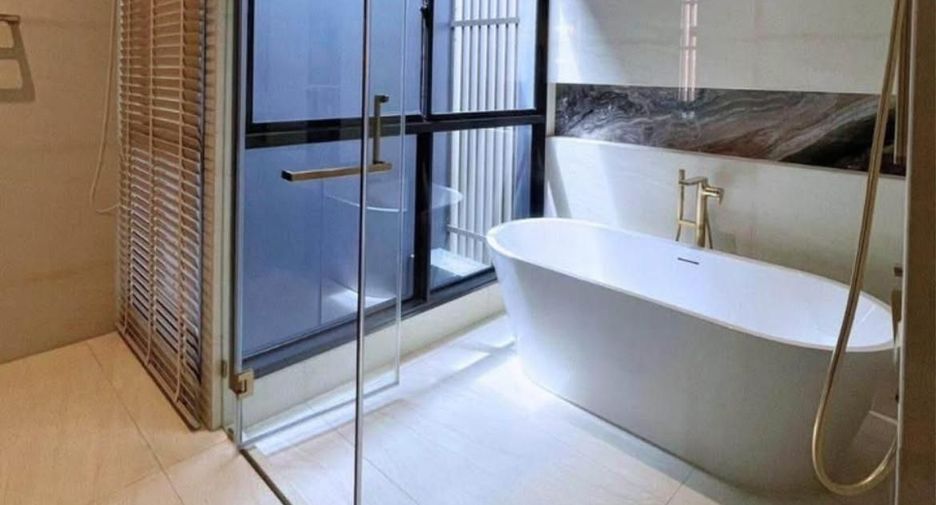 For rent 4 bedrooms house in Bang Kapi, Bangkok