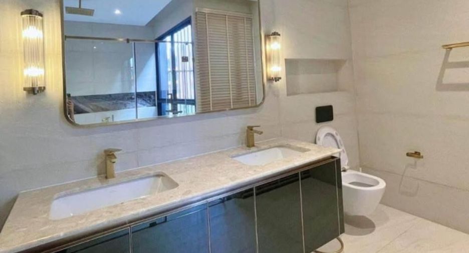 For rent 4 bedrooms house in Bang Kapi, Bangkok