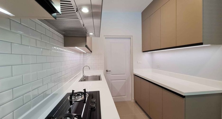 Casa en alquiler de 3 habitaciones en Bang Phli, Samut Prakan