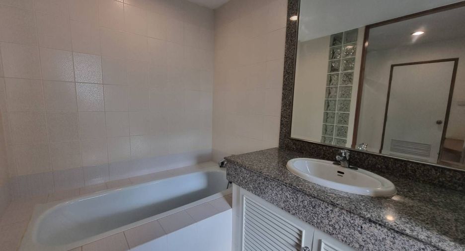 For rent 3 bedrooms apartment in Sathon, Bangkok