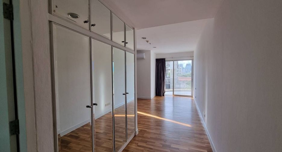 For rent 3 bedrooms apartment in Sathon, Bangkok