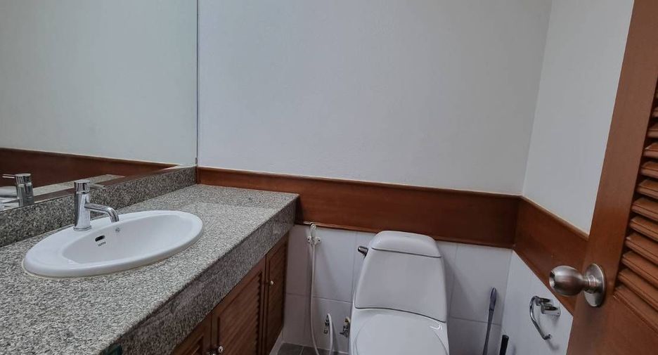 For rent 3 bedrooms apartment in Sathon, Bangkok