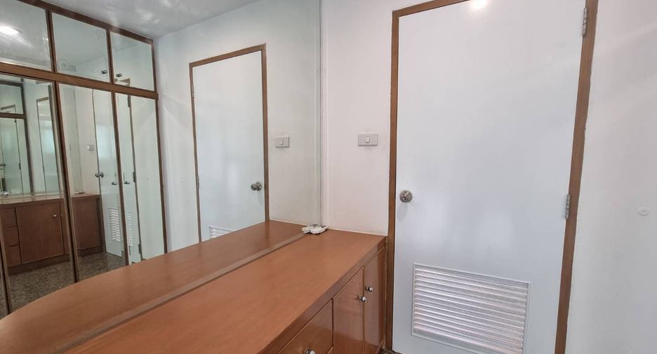 For rent 3 bedrooms apartment in Sathon, Bangkok