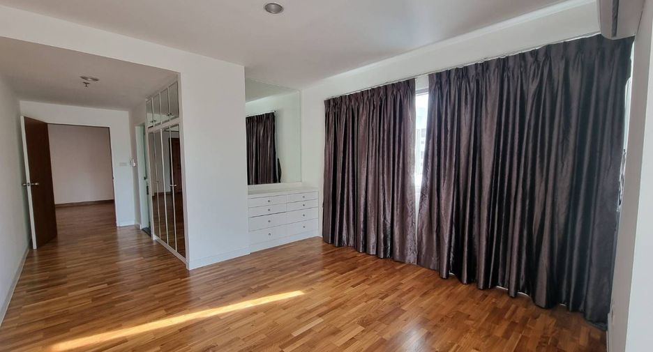 For rent 3 bedrooms apartment in Sathon, Bangkok