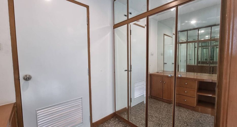 For rent 3 bedrooms apartment in Sathon, Bangkok