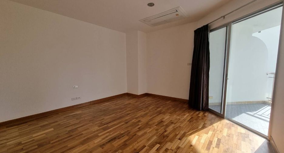 For rent 3 bedrooms apartment in Sathon, Bangkok