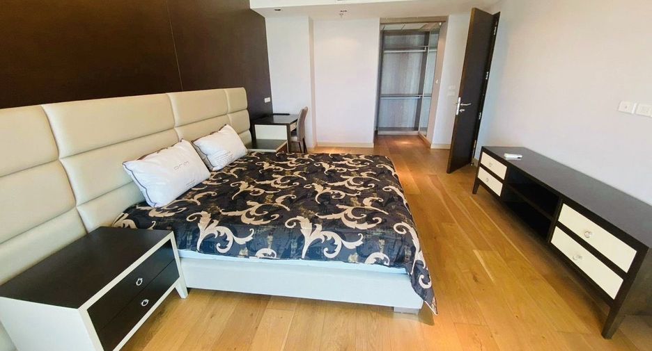 For rent 2 bedrooms condo in Yan Nawa, Bangkok