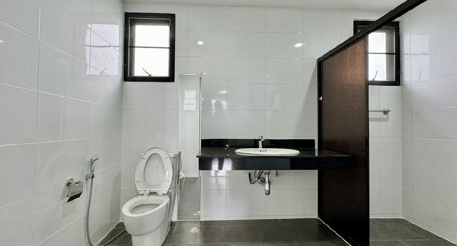 For rent 5 bedrooms house in Watthana, Bangkok