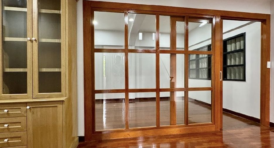 For rent 5 bedrooms house in Watthana, Bangkok