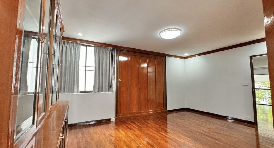 For rent 5 bedrooms house in Watthana, Bangkok