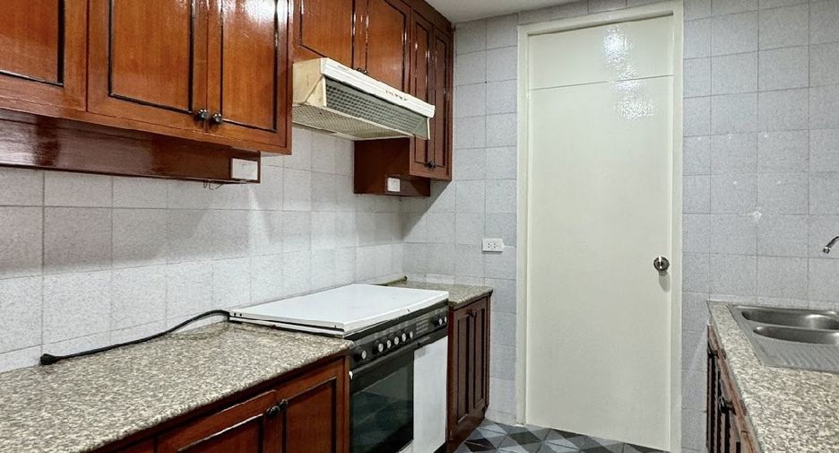 For rent 5 bedrooms house in Watthana, Bangkok