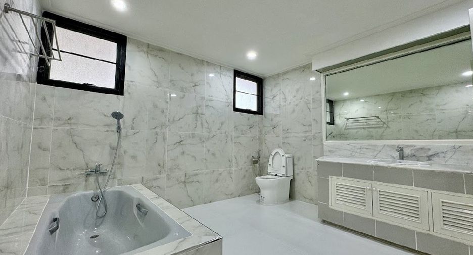 For rent 5 bedrooms house in Watthana, Bangkok