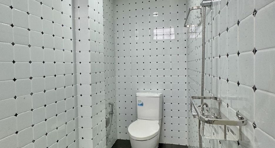 For rent 5 bedrooms house in Watthana, Bangkok