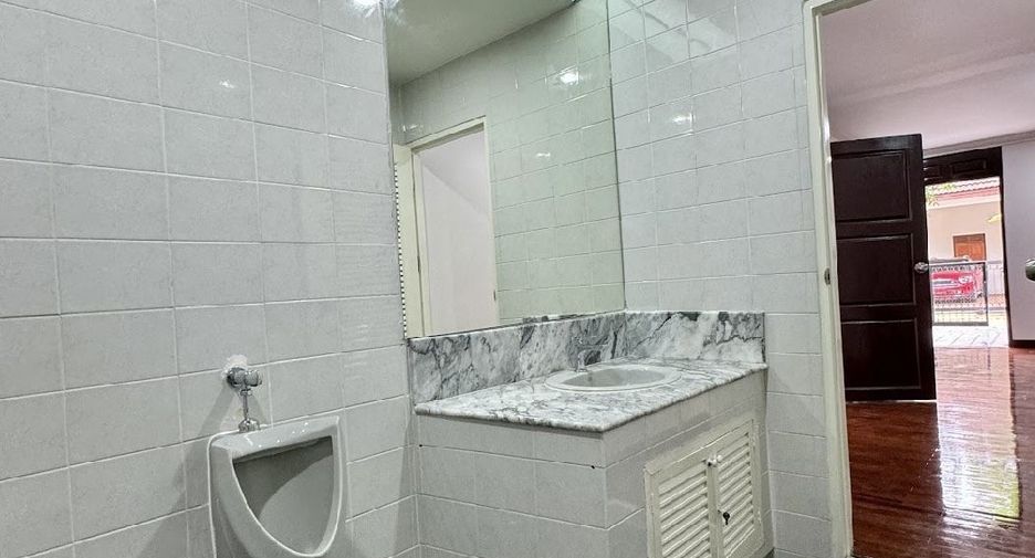 For rent 5 bedrooms house in Watthana, Bangkok