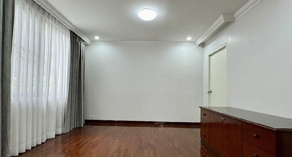 For rent 5 bedrooms house in Watthana, Bangkok