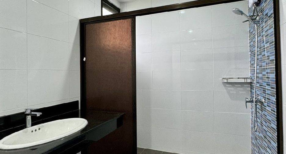 For rent 5 bedrooms house in Watthana, Bangkok