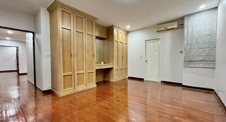 For rent 5 bedrooms house in Watthana, Bangkok