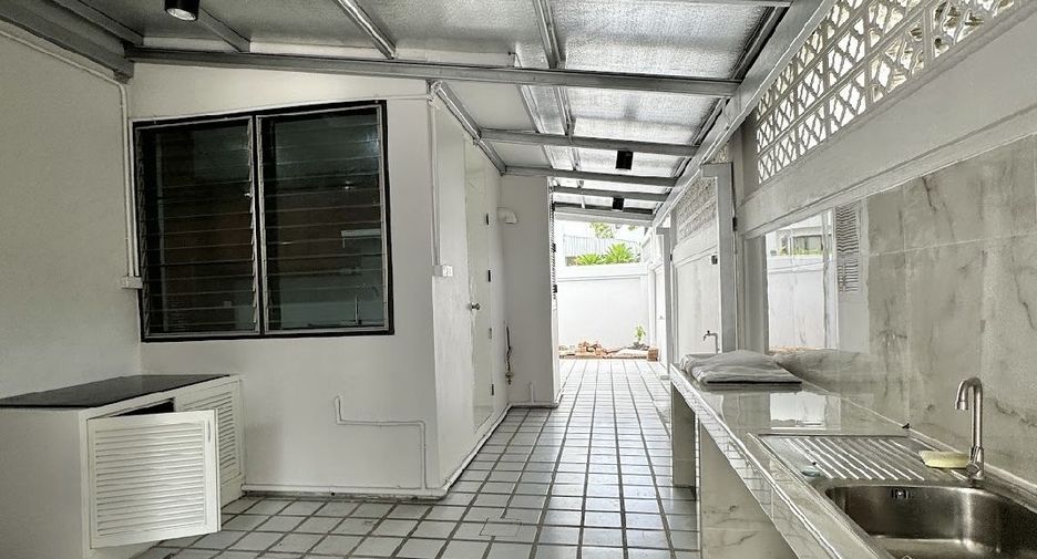 For rent 5 bedrooms house in Watthana, Bangkok