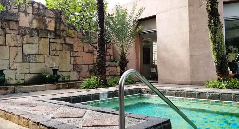 For rent 3 bedrooms condo in Khlong Toei, Bangkok