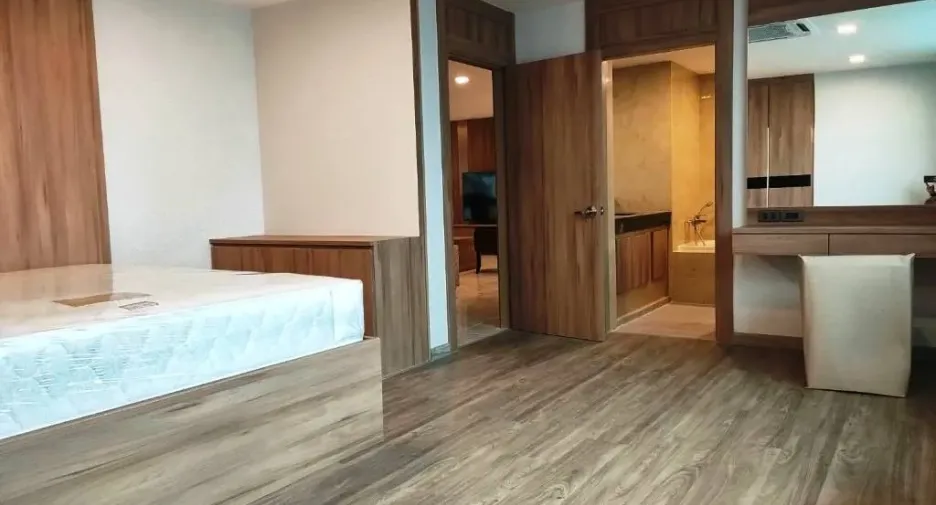 For rent 3 bedrooms condo in Khlong Toei, Bangkok