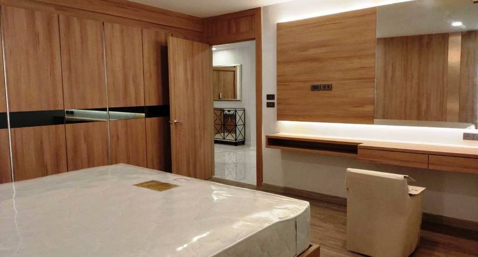 For rent 3 bedrooms condo in Khlong Toei, Bangkok