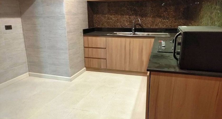 For rent 3 bedrooms condo in Khlong Toei, Bangkok