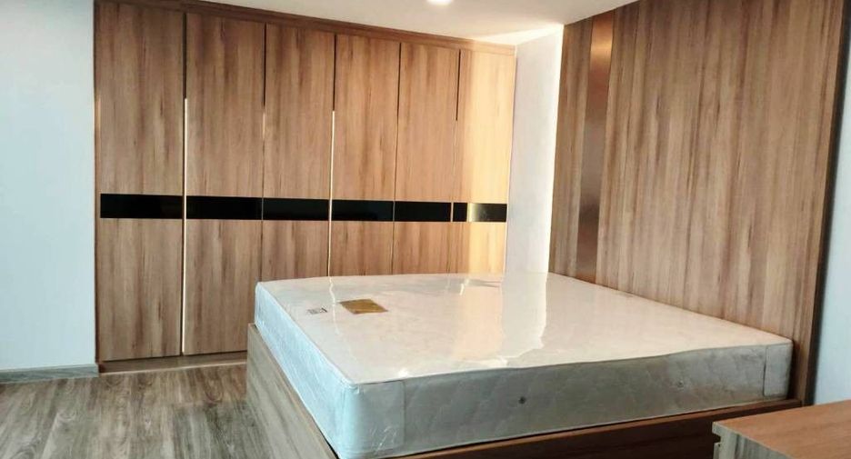 For rent 3 bedrooms condo in Khlong Toei, Bangkok