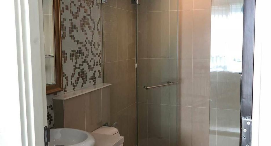 For sale 2 bedrooms condo in Huai Khwang, Bangkok