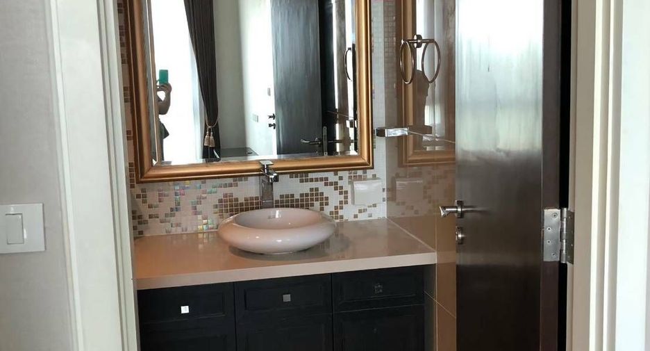 For sale 2 bedrooms condo in Huai Khwang, Bangkok