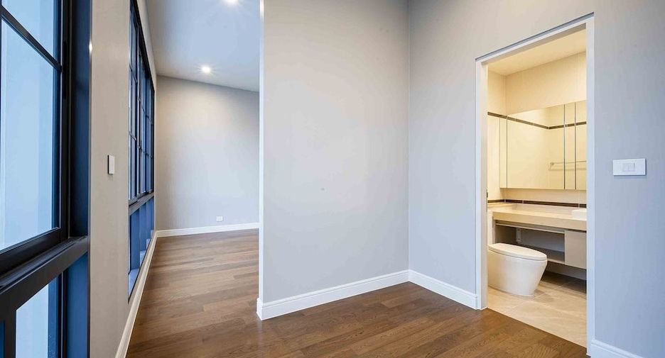 For rent 4 bedrooms house in Bang Kapi, Bangkok