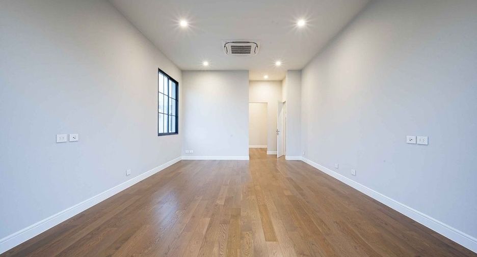 For rent 4 bedrooms house in Bang Kapi, Bangkok