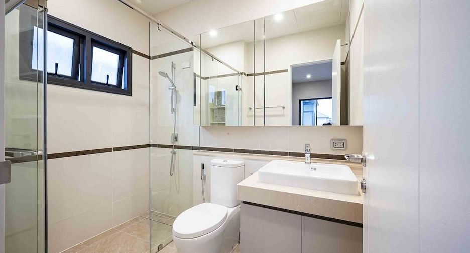 For rent 4 bedrooms house in Bang Kapi, Bangkok