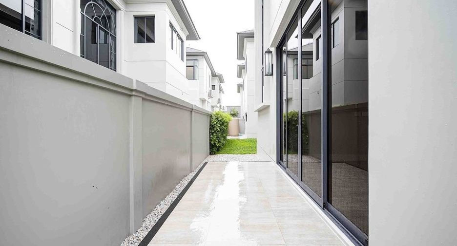 For rent 4 bedrooms house in Bang Kapi, Bangkok