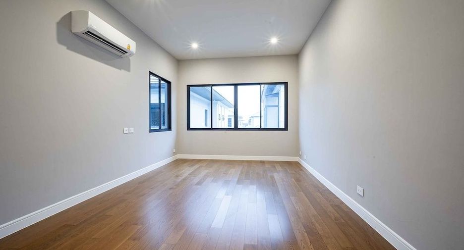 For rent 4 bedrooms house in Bang Kapi, Bangkok