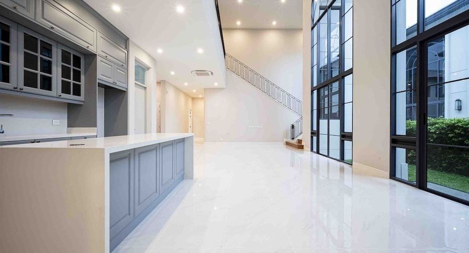 For rent 4 bedrooms house in Bang Kapi, Bangkok