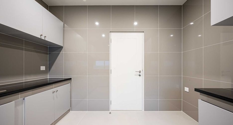 For rent 4 bedrooms house in Bang Kapi, Bangkok