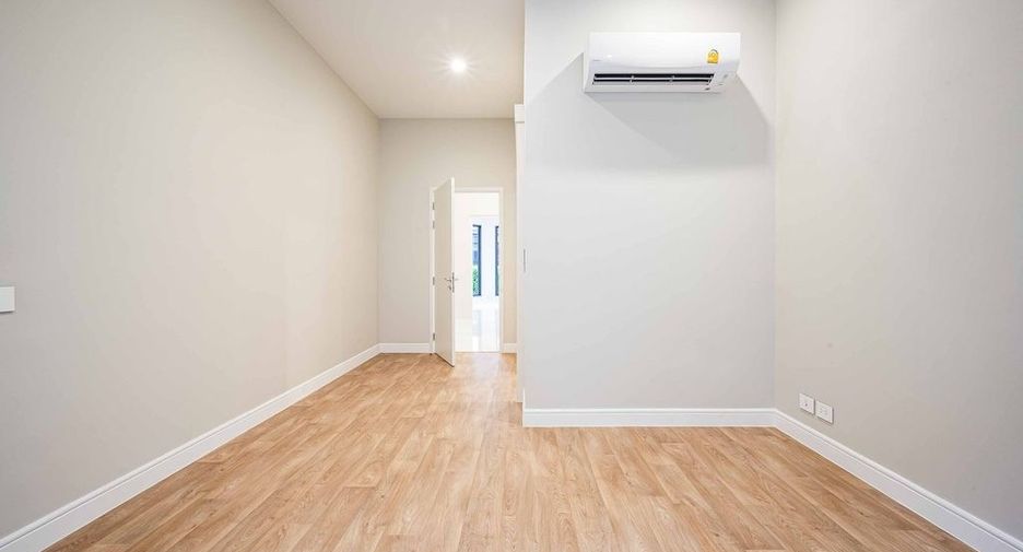 For rent 4 bedrooms house in Bang Kapi, Bangkok