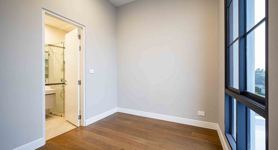 For rent 4 bedrooms house in Bang Kapi, Bangkok