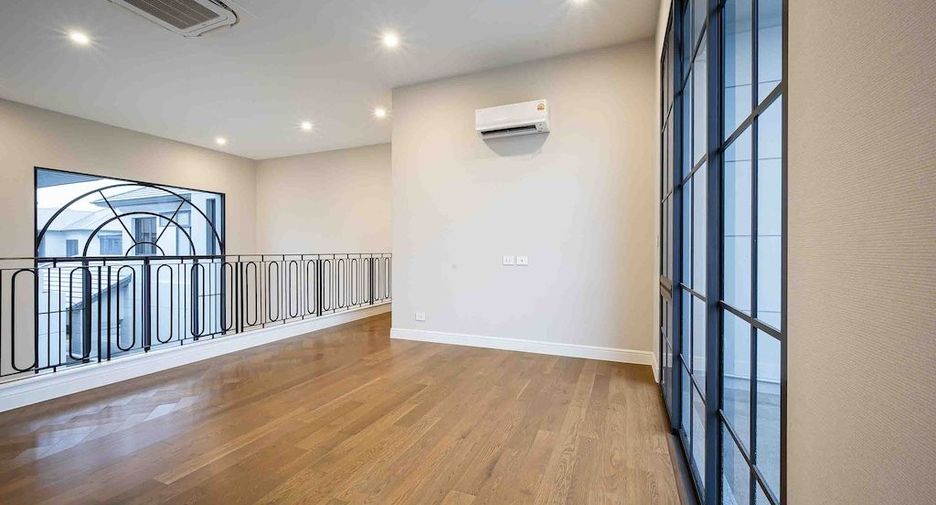 For rent 4 bedrooms house in Bang Kapi, Bangkok