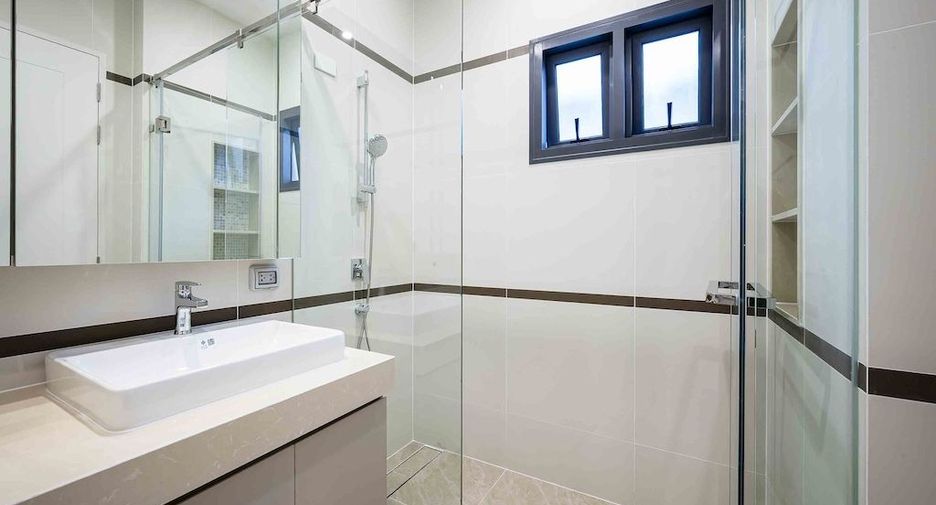 For rent 4 bedrooms house in Bang Kapi, Bangkok