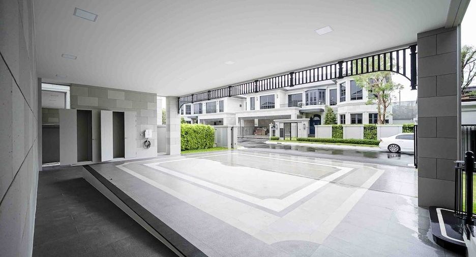 For rent 4 bedrooms house in Bang Kapi, Bangkok