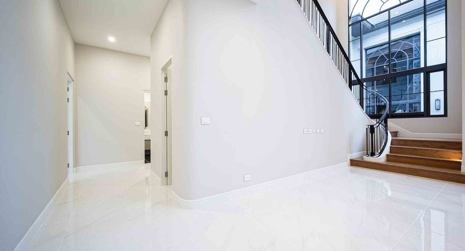 For rent 4 bedrooms house in Bang Kapi, Bangkok
